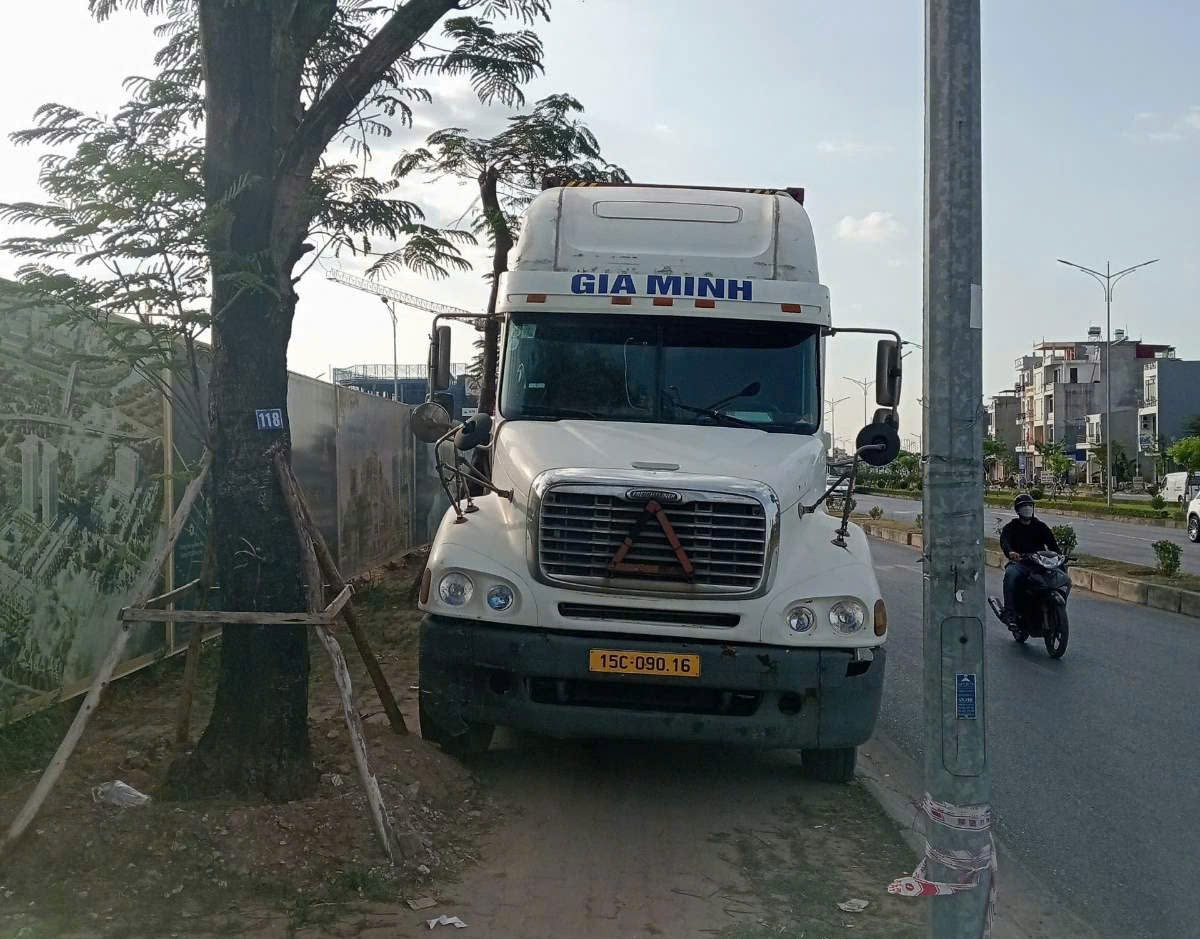 Phạt một lái xe điều khiển ô tô đầu kéo dừng đỗ trái phép trên vỉa hè dành cho người đi bộ ở quận Kiến An